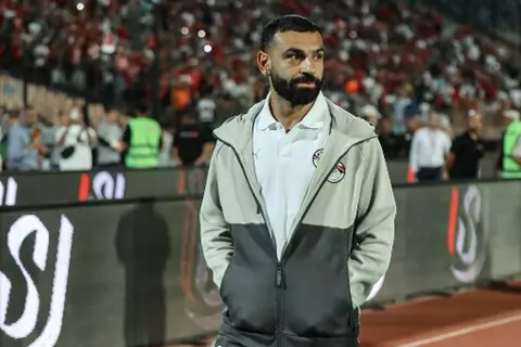 رغم غيابه عن ودية روسيا.. صلاح يظهر في استاد القاهرة لدعم منتخب مصر (فيديو)